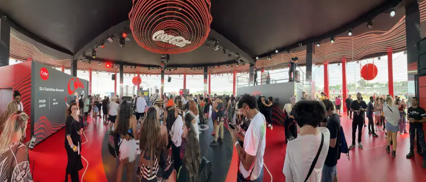 Panorâmica do interior: a pista, o anel de luz e o perímetro do espaço