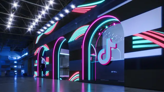 O túnel de entrada, com teto em arco e piso refletivo